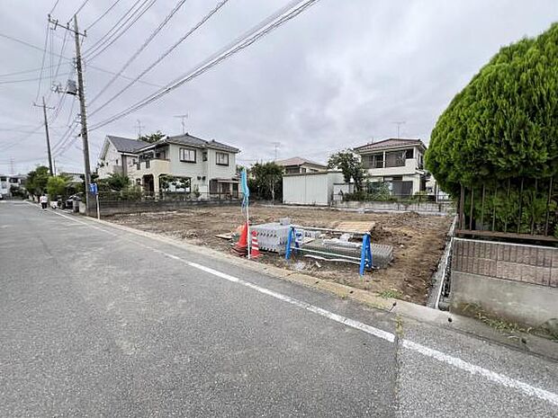 前面道路を含めた現地写真です。