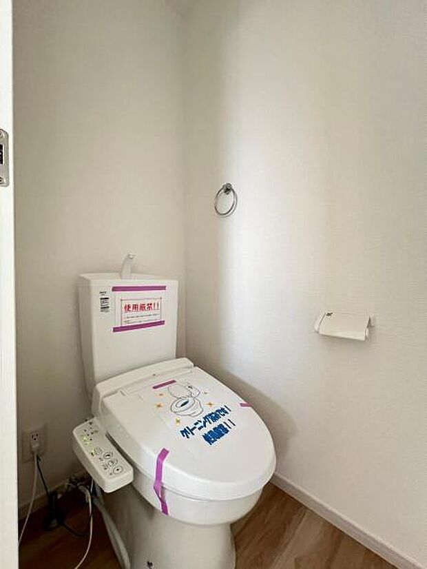 シャワー洗浄機能付のトイレは、清潔感が印象的な空間ですね。