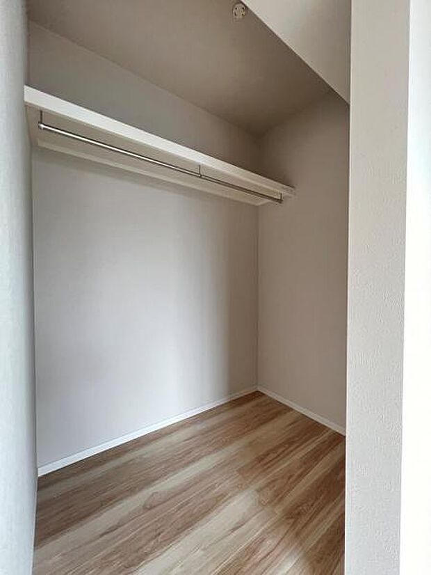 ウォークインクローゼットがあり収納スペースも豊富。季節物もスッキリ片付きそうです。