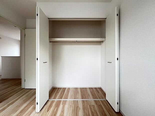 いつでもお部屋をスッキリお使い頂ける収納スペースを設置。