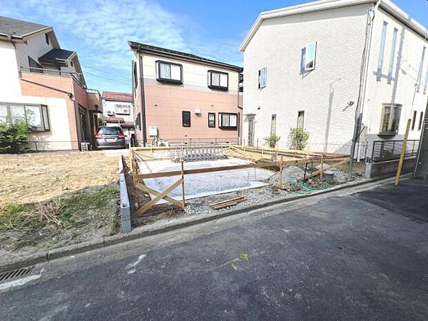 前面道路を含めた現地写真です。