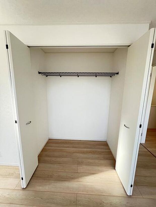 いつでもお部屋をスッキリお使い頂ける収納スペースを設置。