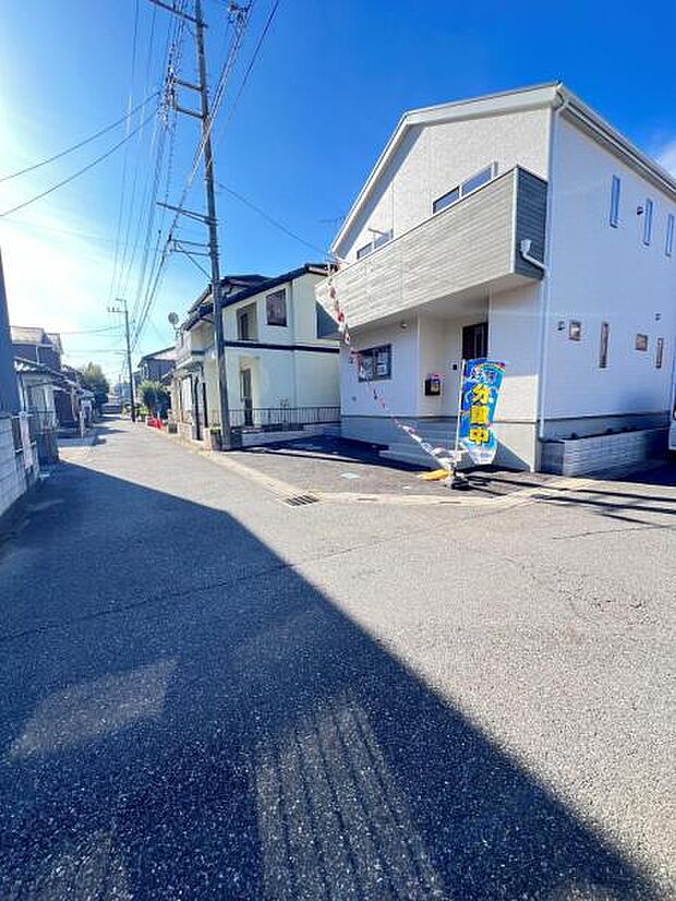 前面道路を含めた現地写真です。