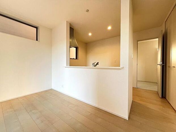 お食事中もキッチンと会話が楽しめるダイニングスペース。