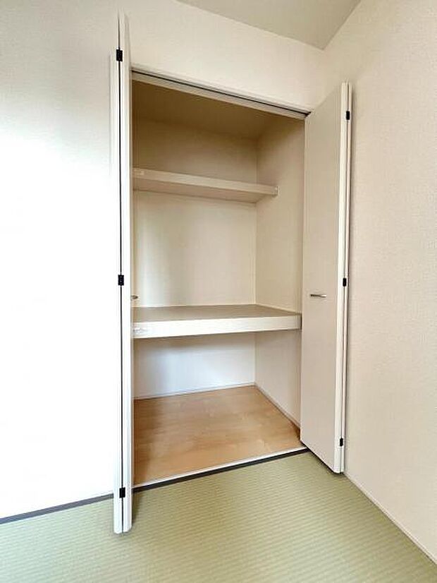 いつでもお部屋をスッキリお使い頂ける収納スペースを設置。