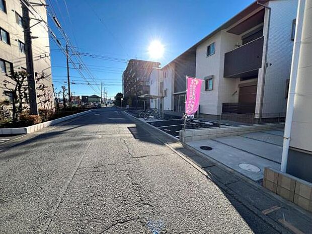 前面道路を含めた現地写真です。