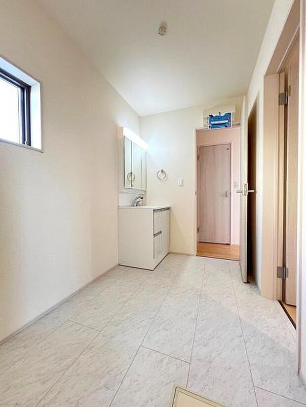 脱衣所は小さなお子様がいるご家庭にも重宝されます。