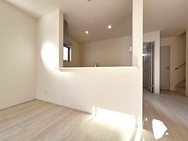 お食事中もキッチンと会話が楽しめるダイニングスペース。