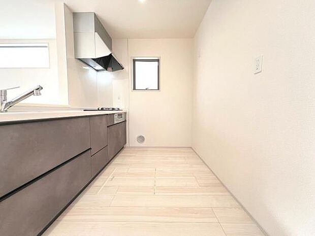 キッチン通路も広々したスペースがございます。
