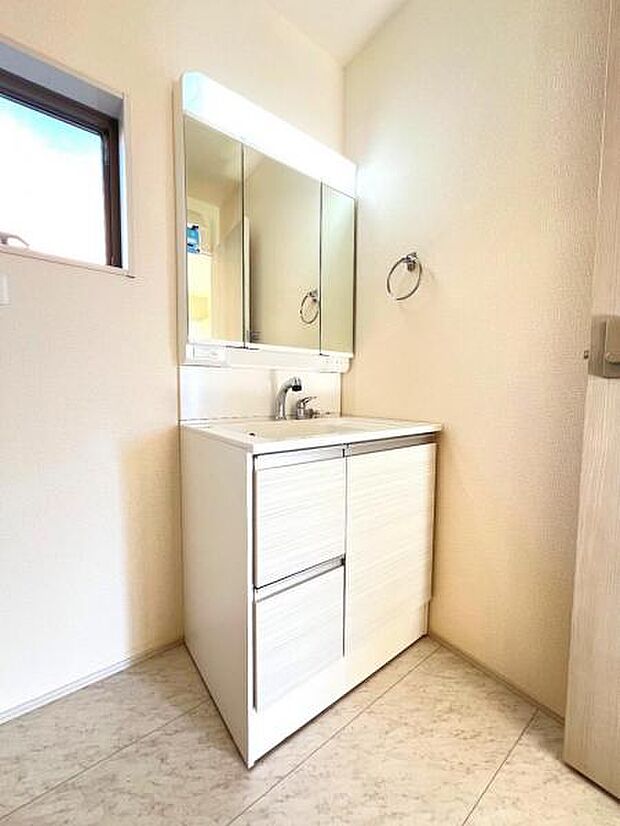 洗面化粧台です。朝の身支度から1日が始まります。