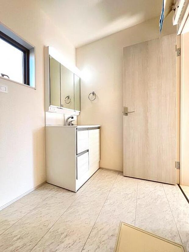 脱衣所は小さなお子様がいるご家庭にも重宝されます。