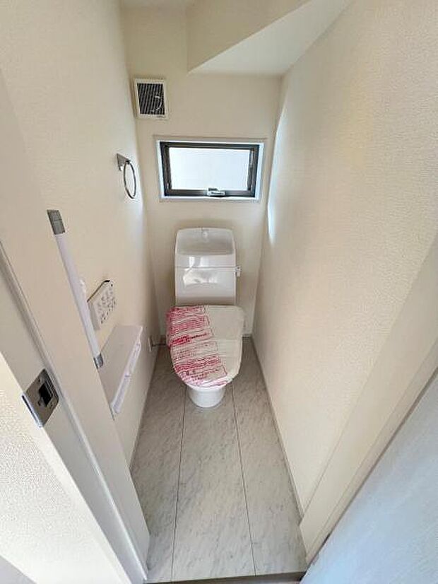 シャワー洗浄機能付のトイレは、清潔感が印象的な空間ですね。