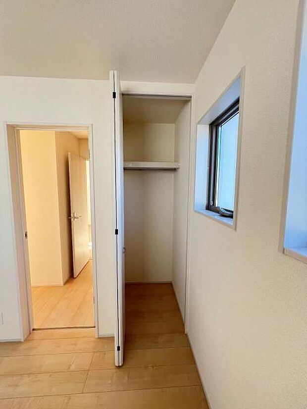 いつでもお部屋をスッキリお使い頂ける収納スペースを設置。