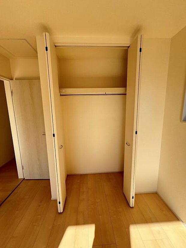 いつでもお部屋をスッキリお使い頂ける収納スペースを設置。