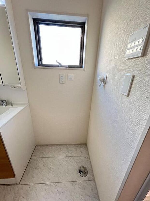 独立洗面台の横にはランドリースペースがございます。