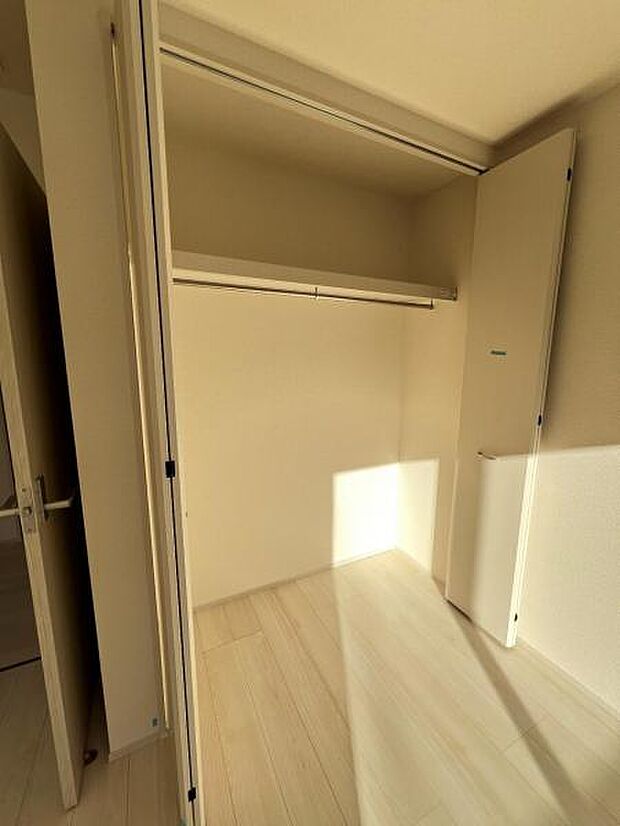 いつでもお部屋をスッキリお使い頂ける収納スペースを設置。