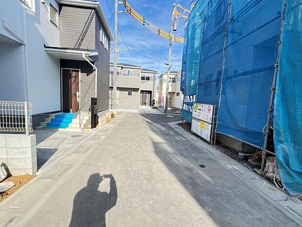 前面道路を含めた現地写真です。