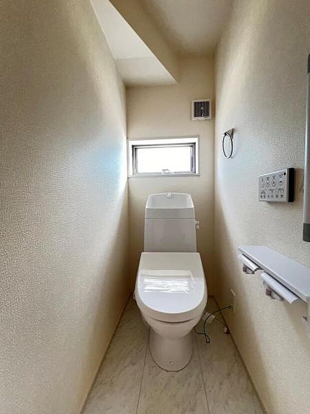 シャワー洗浄機能付のトイレは、清潔感が印象的な空間ですね。