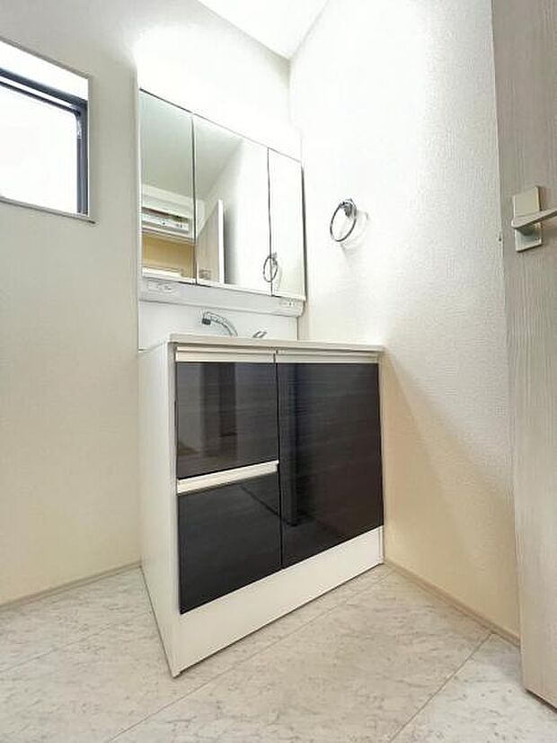 洗面化粧台です。朝の身支度から1日が始まります。