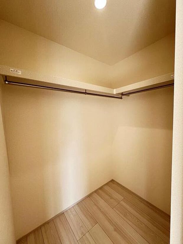 ウォークインクローゼットがあり収納スペースも豊富。季節物もスッキリ片付きそうです。