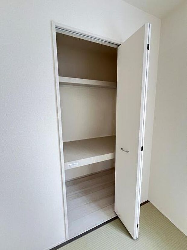 いつでもお部屋をスッキリお使い頂ける収納スペースを設置。