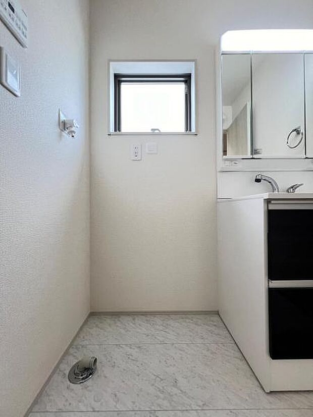 独立洗面台の横にはランドリースペースがございます。