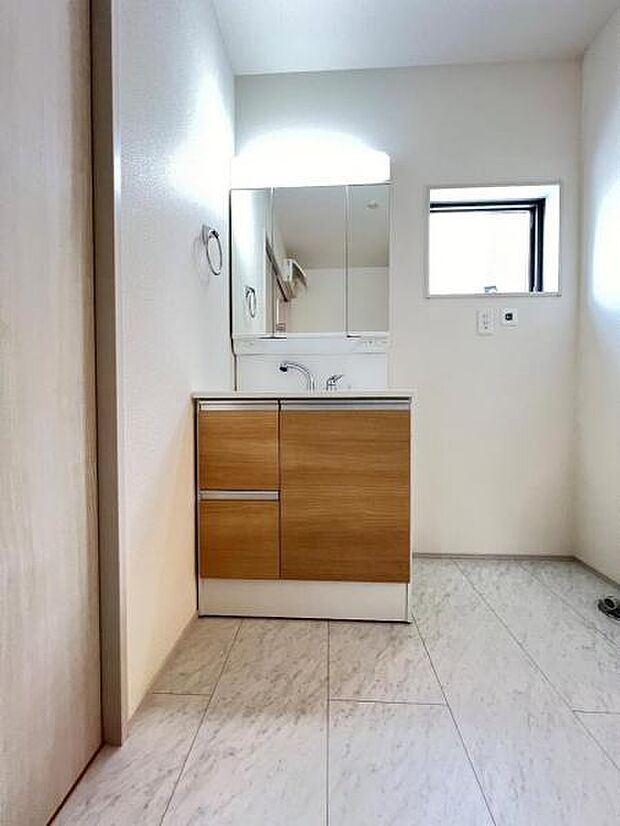 洗面化粧台です。朝の身支度から1日が始まります。