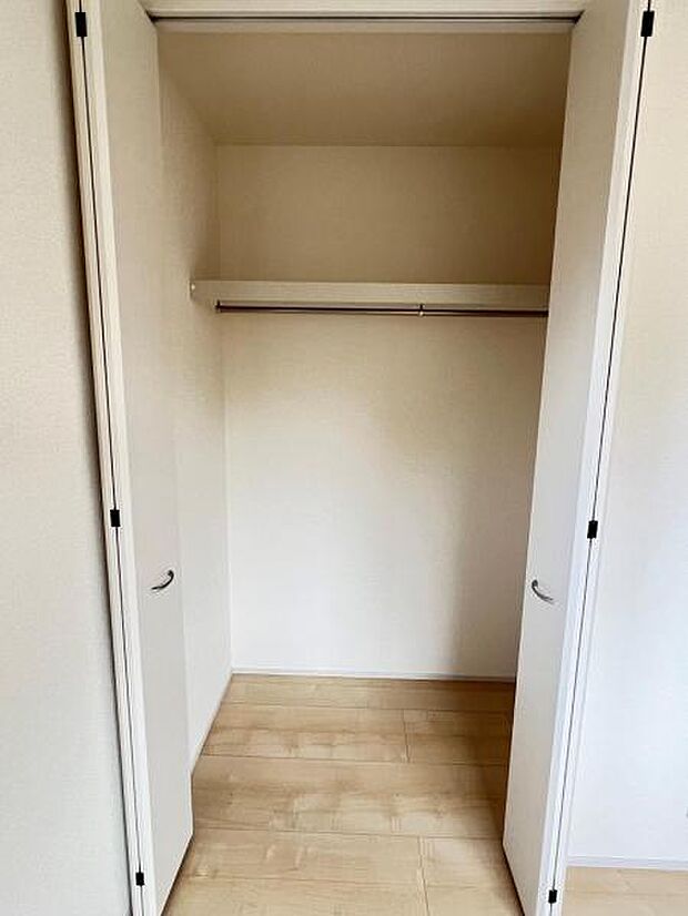 枕棚とハンガーパイプの付いたクローゼットです。