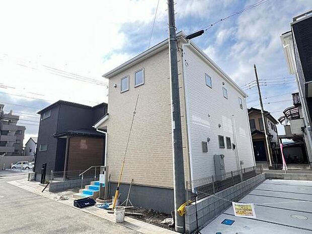 前面道路を含めた現地写真です。