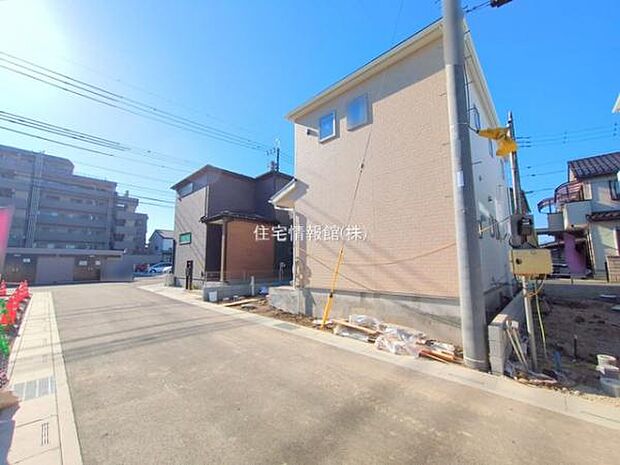 前面道路を含めた現地写真です。