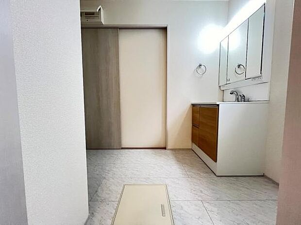 脱衣所は小さなお子様がいるご家庭にも重宝されます。