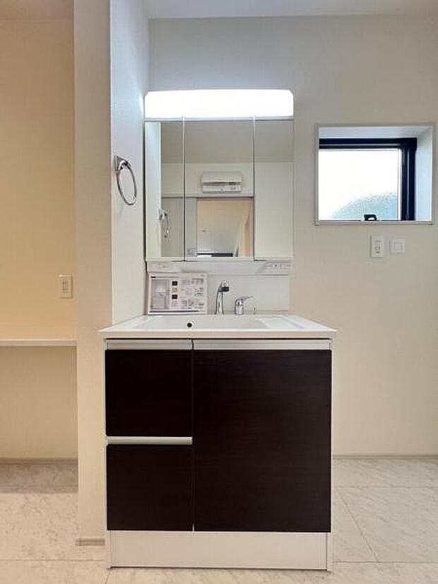 洗面化粧台です。朝の身支度から1日が始まります。