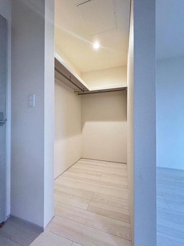 ウォークインクローゼットがあり収納スペースも豊富。季節物もスッキリ片付きそうです。