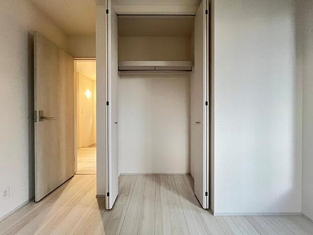 いつでもお部屋をスッキリお使い頂ける収納スペースを設置。