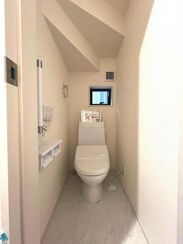 シャワー洗浄機能付のトイレは、清潔感が印象的な空間ですね。