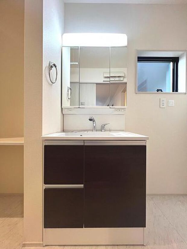 シャワー付き洗面化粧台です。手軽にシャンプーができ、お掃除もしやすいですね。