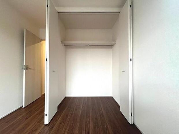 いつでもお部屋をスッキリお使い頂ける収納スペースを設置。