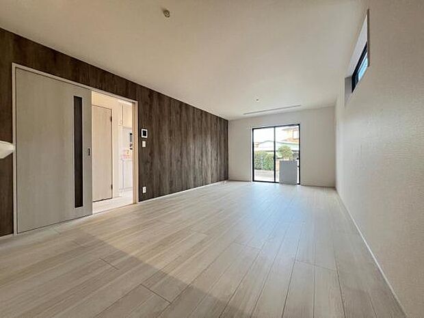 リビングダイニングになります。ご家族そろっての素敵な空間になりそうですね。