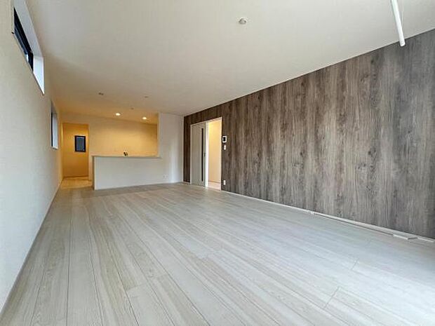 お食事中もキッチンと会話が楽しめるダイニングスペース。