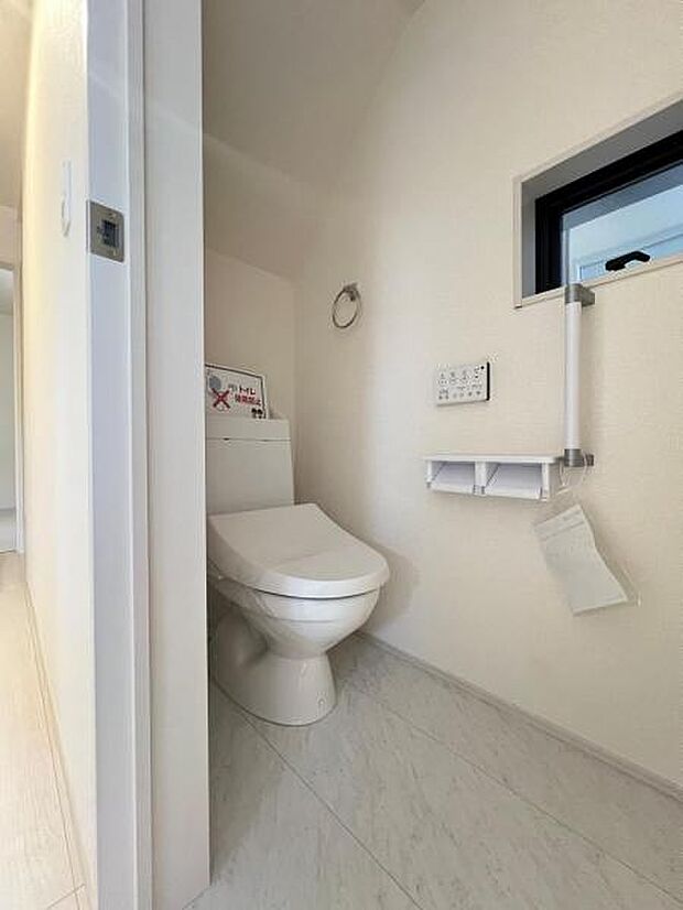 シャワー洗浄機能付のトイレは、清潔感が印象的な空間ですね。