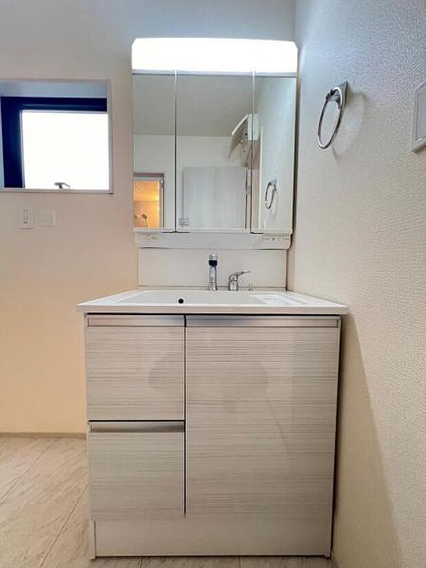 シャワー付き洗面化粧台です。手軽にシャンプーができ、お掃除もしやすいですね。
