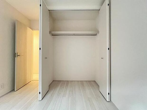 いつでもお部屋をスッキリお使い頂ける収納スペースを設置。