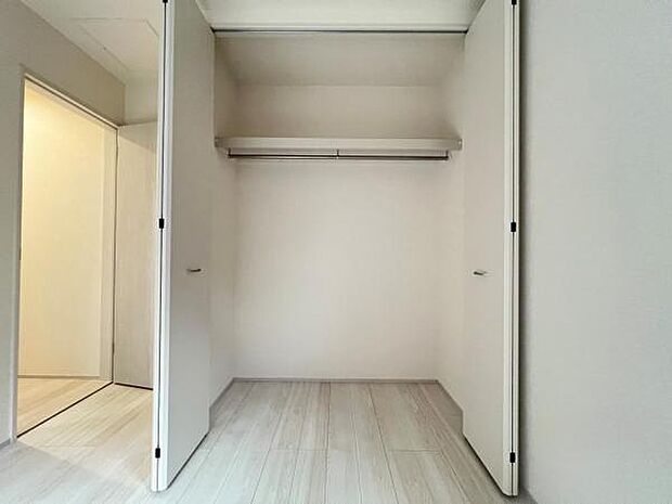 中の物を確認しやすく、取り出しやすい収納スペース。お部屋を広々とお使いいただけます。