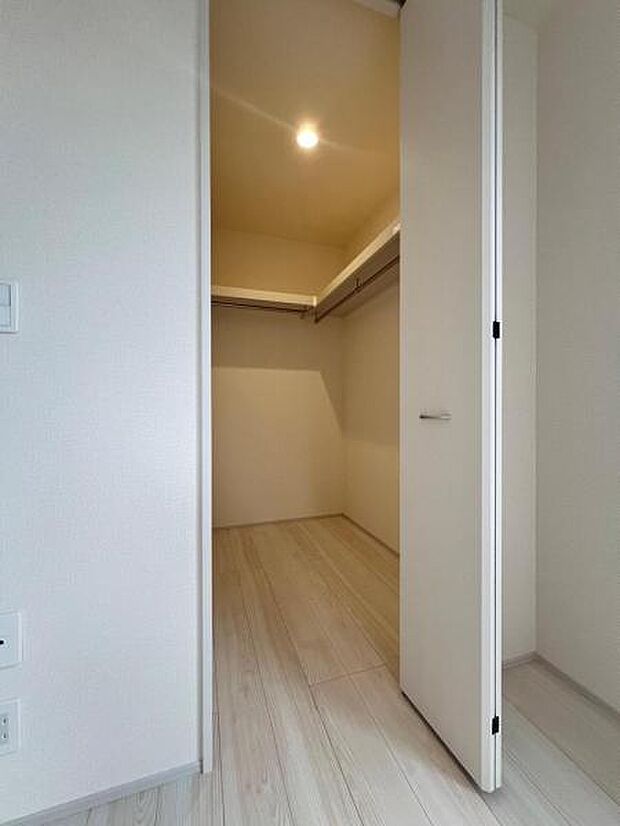 ウォークインクローゼットがあり収納スペースも豊富。季節物もスッキリ片付きそうです。