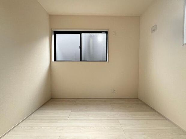 木の温もりが優しいフローリングの収納スペース付き洋室です。