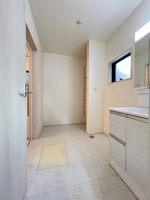 快適で清潔感がある脱衣スペースです。