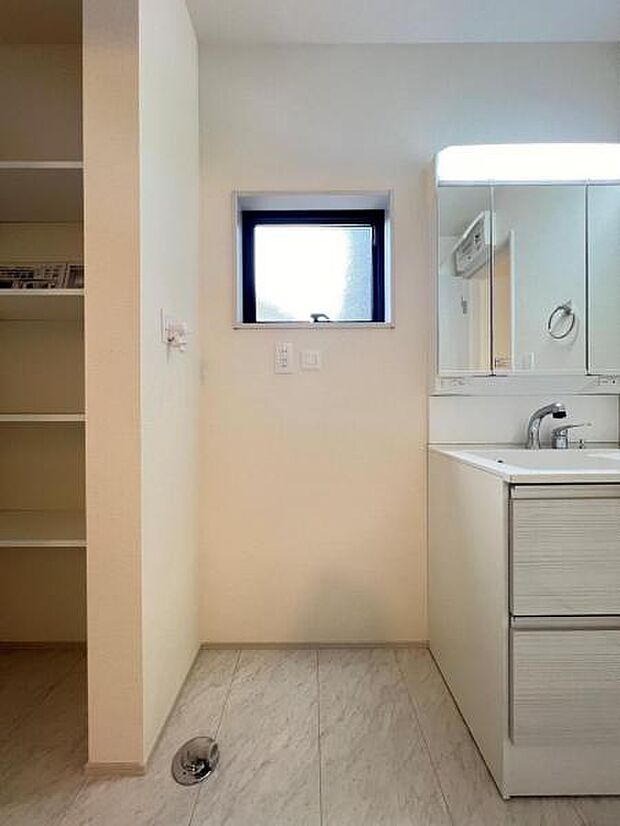 独立洗面台の横にはランドリースペースがございます。