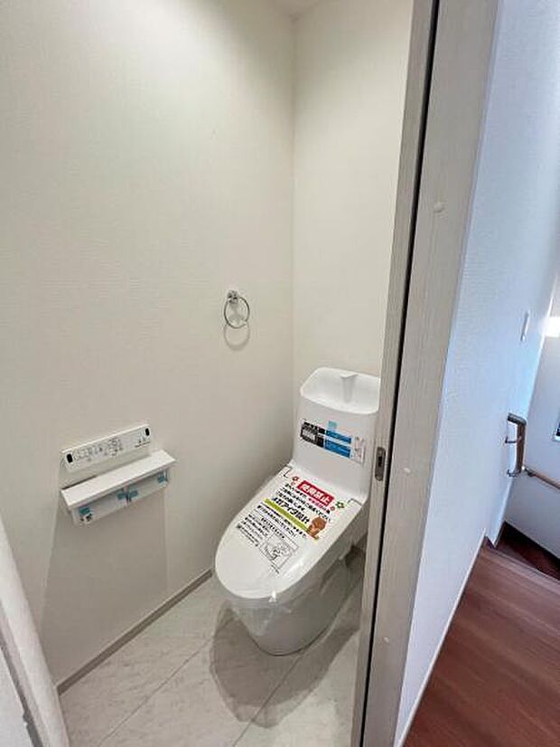 シャワー洗浄機能付のトイレは、清潔感が印象的な空間ですね。