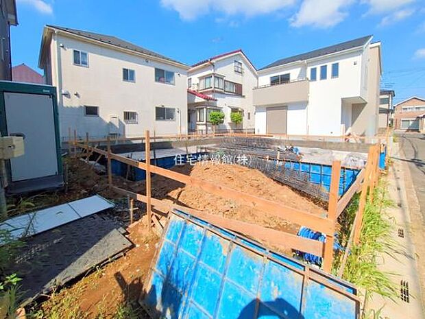 前面道路を含めた現地写真です。