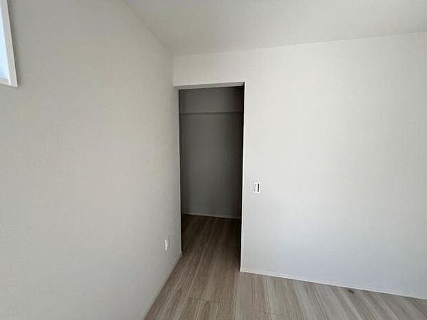 ウォークインクローゼットがあり収納スペースも豊富。季節物もスッキリ片付きそうです。